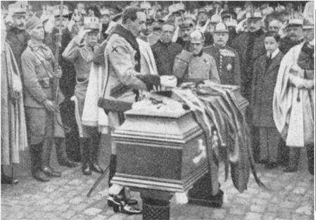 Alfonso XIII impone la laureada de San Fernando al teniente coronel Fernando Primo de Rivera, uno de los contados héroes del desastre