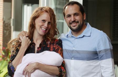 La actriz Maria Castro y su marido Jose Manuel Villalba durante la presentación ante los medios de su hija Olivia, el pasado mes de octubre.