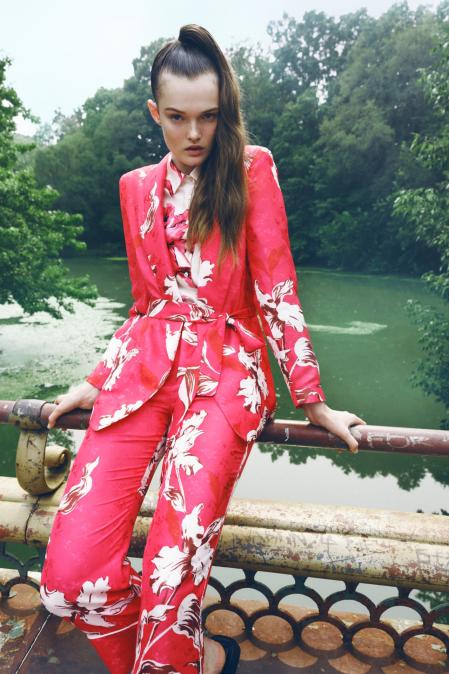 Conjunto de blazer estampada (39,95 euros), pantalón cropped 29,95 euros y camisa (25,95 euros)