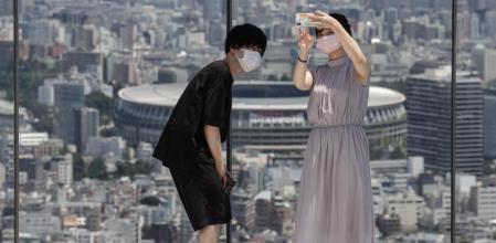 Juegos con mascarilla. Hoy, entre las 13.00 y las 16.30 (hora española), se celebra la ceremonia de inauguración en el estadio olímpico de Tokio
 Juan Ignacio RONCORONI / EFE