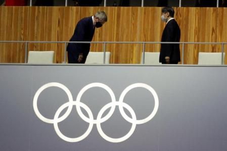 Thomas Bach, presidente del COI, se inclina ante el emperador Naruhito, ayer en el Estadio Nacional de Tokio