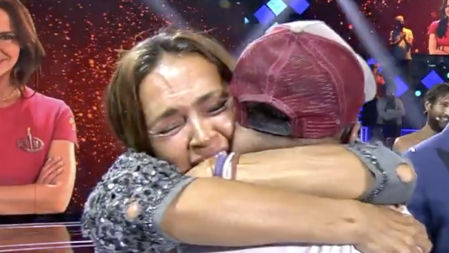 Olga y David Flores se abrazan