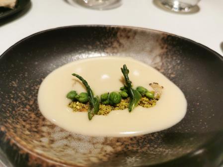 Ajoblanco, guisantes y garbanzos