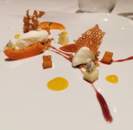 Albaricoque, melocotón al vino, queso y helado de lima kaffir