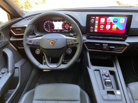 Volante de diseño perfecto (opcional) y materiales blandos, de calidad, en el salpicadero&nbsp;