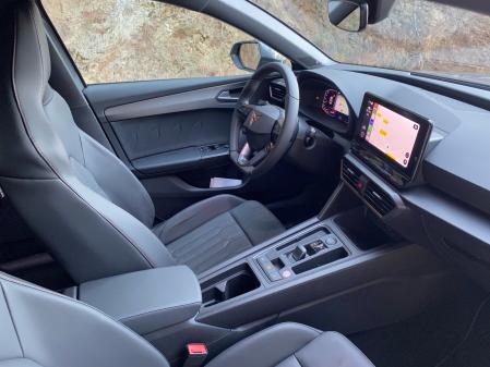 Todo queda muy a mano en el puesto de conducción. La palanca de cambio queda reducida a la mínima expresión&nbsp;