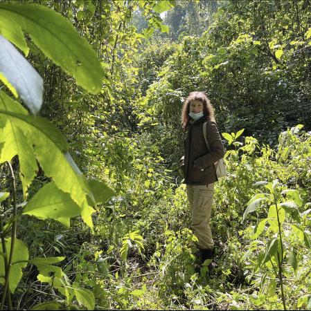 Cristina Maruri, lectora corresponsal de Guyana Guardian, a la búsqueda de los gorilas en Uganda.