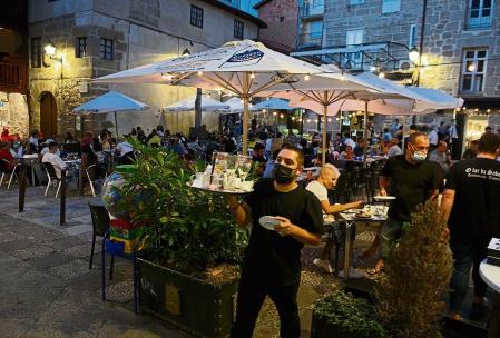 La nueva normativa de Galicia obliga a presentar un certificado Covid para entrar en el interior de bares y restaurantes