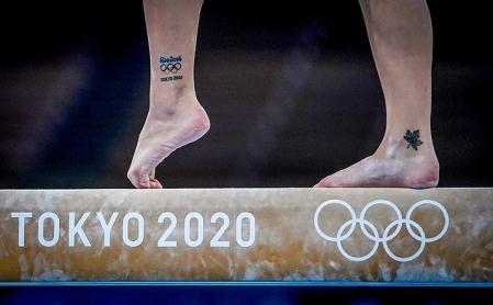 Los pies de Shallon Olsen durante la competición