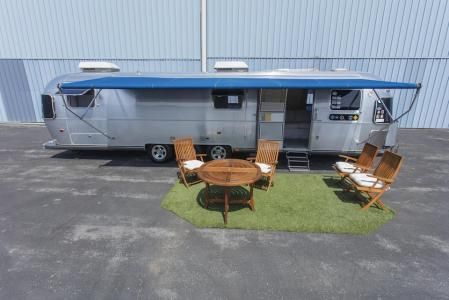 La Airstream&nbsp;Model 34 Limited tiene una longitud de 10,7 metros y equipa un gran toldo para proteger del sol en el exterior&nbsp;