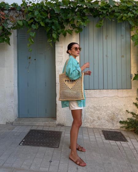 Alexandra Pereira con el bolso de Prada