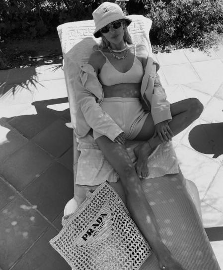 Pernille Teisbaek con el bolso de Prada