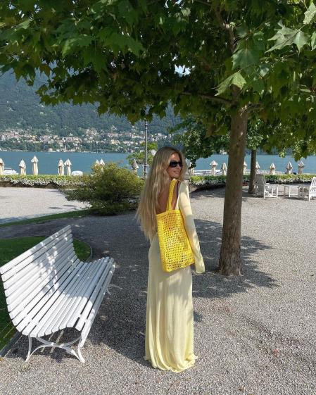 Emili Sindlev con el bolso de Prada