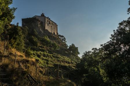 El santuario visto desde el pie de la montaña.
