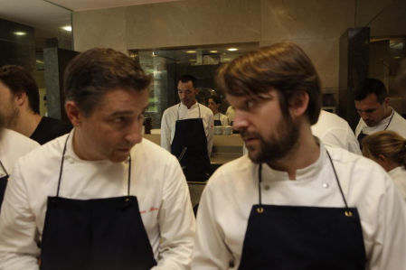 Joan Roca y René Redzepi compartían en el momento de la foto la tarea de extraer los germinados de los piñones previamente deshidratados
