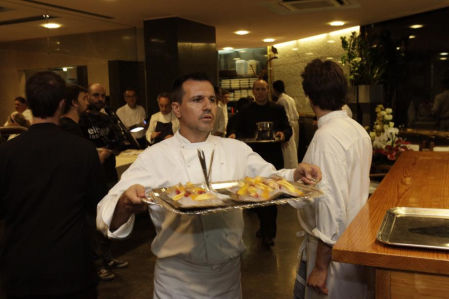El último postre Oriol Castro, jefe de cocina en aquellos años, saca a la sala una de las últimas bandejas con el último de los platos creados en El Bulli, el melocotón melba