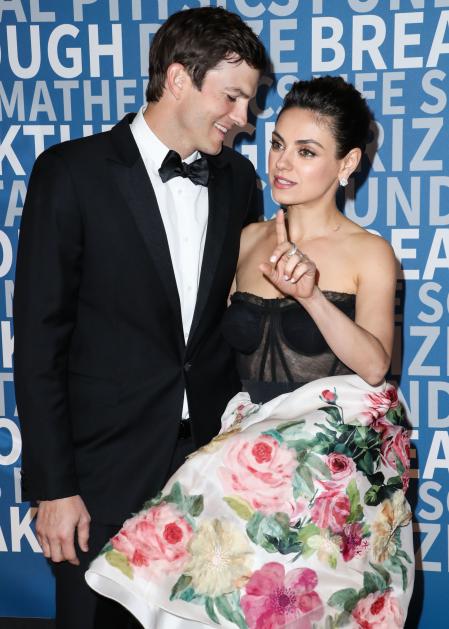 Ashton Kutcher y Mila Kunis en Mountain View, California