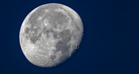 Detalle de la luna captada en el Far, Girona.
