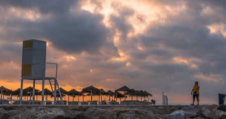 Amanecer en el espigón de la T de Fuengirola.