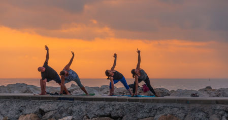 Amanecer en el espigón de la T de Fuengirola.
