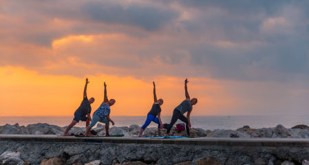 Amanecer en el espigón de la T de Fuengirola.