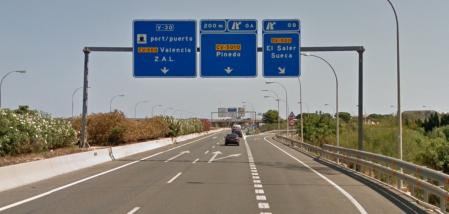 Señalización hacia la ZAL de València, que 23 años después de su aprobación aún no existe