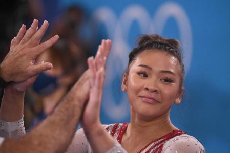 Sunisa Lee celebra su oro, este jueves en Tokio