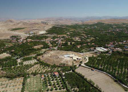 Panorámica del montículo de Arslantepe en la llanura de Orduzu
