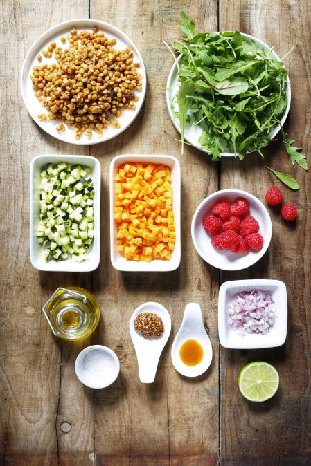 Ensalada de lentejas con rúcula y frambuesas