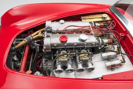 El Skoda 1100 OHC equipaba un propulsor de cuatro cilindros en línea con doble encendido y dos árboles de levas ubicados en la culata&nbsp;