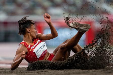 Ana Peleteiro, del Equipo Español, en la clasificación de triple salto de atletismo durante los JJOO 20201