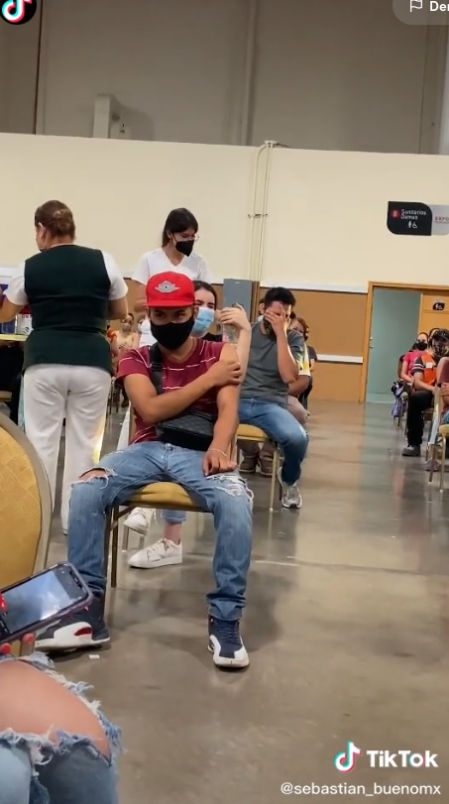 Todos los presentes aplaudieron al joven por haberse vacunado a pesar del miedo