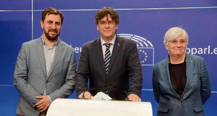 Brussels (Belgium), 30/07/2021.- (FILE) - A file picture dated on 03 June 2021 showing (L to R) Catalan MEPs Antoni Comin, Carles Puigdemont and Clara Ponsati during a joint news conference regarding their immunity at the European Parliament, in Brussels, Belgium, 03 June 2021. The EU General Court lifted the parliamentary immunity to Puigdemont and Catalan separatist leaders Toni Comin and Clara Ponsati on 30 July 2021. (Bélgica, Bruselas) EFE/EPA/STEPHANIE LECOCQ