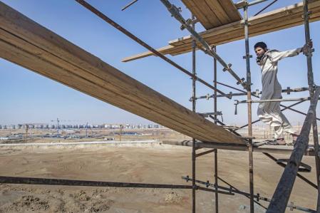 Un albañil, en un andamio dela construcción de la gran mezquita, en marzo del 2019