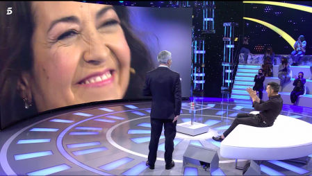 María Jesús Vega, de ACNUR, ha sido la encargada de llevar a Jesús Vázquez al plató de 'Volverte a ver'