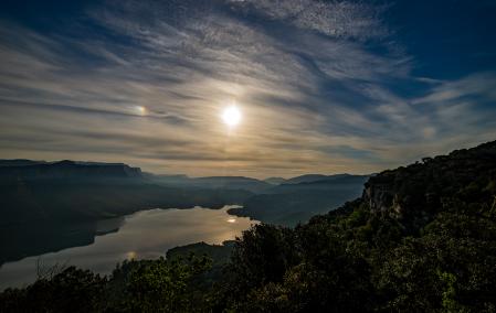 Reflexión del parhelio en el agua