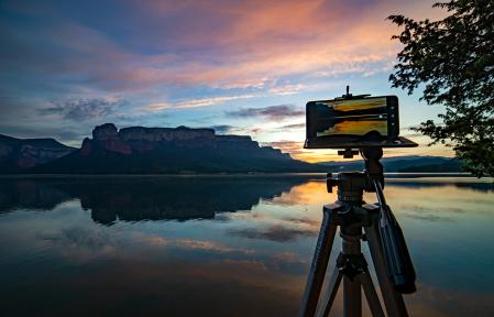 Un trípode capta estos efectos ópticos en el pantano