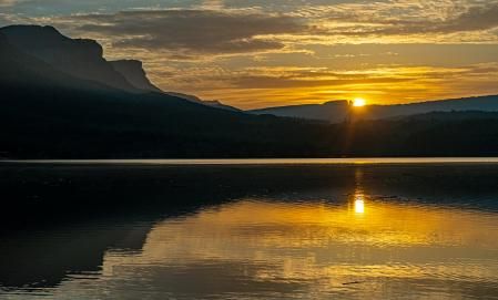El sol sale por l'Agullola de Rupit