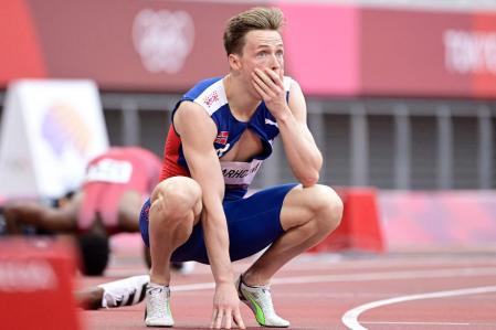 Warholm, asombrado, contempla el marcador, en Tokio