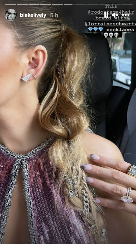 Detalle de la coleta semitrenzada con joyas de Lorraine Schwartz