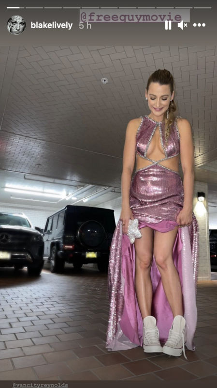 Blake Lively acabó la velada en zapatillas Conversae