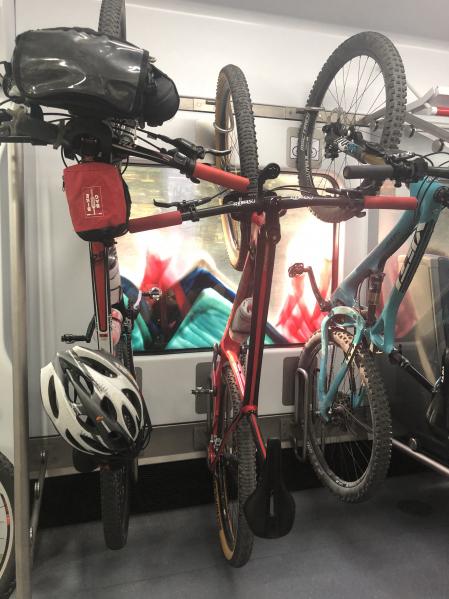 En Cercanías y Feve, la bicicleta o el patinete viajan gratis en los espacios destinados a ello