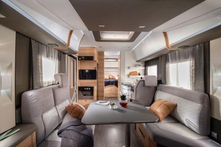 Una autocaravana pone a disposición de sus usuarios un equipamiento más completo y más habitabilidad que un camper 