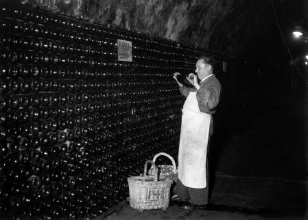 Botellas de vino en una bodega de la región de Champagne en 1945