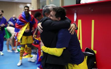 Abrazo entre el capitán Messi y el presidente Laporta