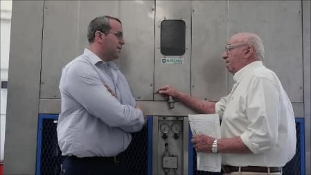 Enrique Veiga habla junto a su invento