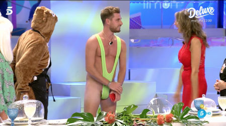 El escaso disfraz de Tom Brusse desata la locura en 'La última cena'