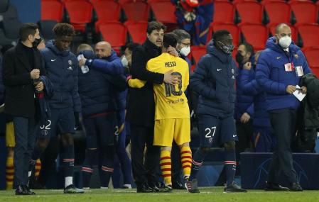 Paris (France), 10/03/2021.- Paris Saint Germain's head coach Mauricio Pochettino (C-L) embraces Barcelona's Lionel Messi (C-R) after the UEFA Champions League round of 16 second leg soccer match between PSG and FC Barcelona at the Parc des Princes stadium in Paris, France, 10 March 2021. (Liga de Campeones, Francia) EFE/EPA/YOAN VALAT