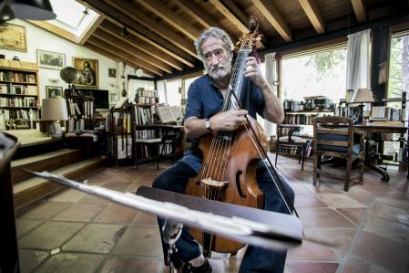 Jordi Savall con una viola de gamba en su casa de Cerdanyola del Vallès