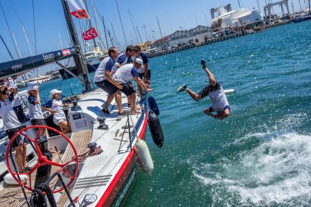 La tripulación del Hydra festeja a su llegada al RCNP su título con el tradicional chapuzón de los campeones